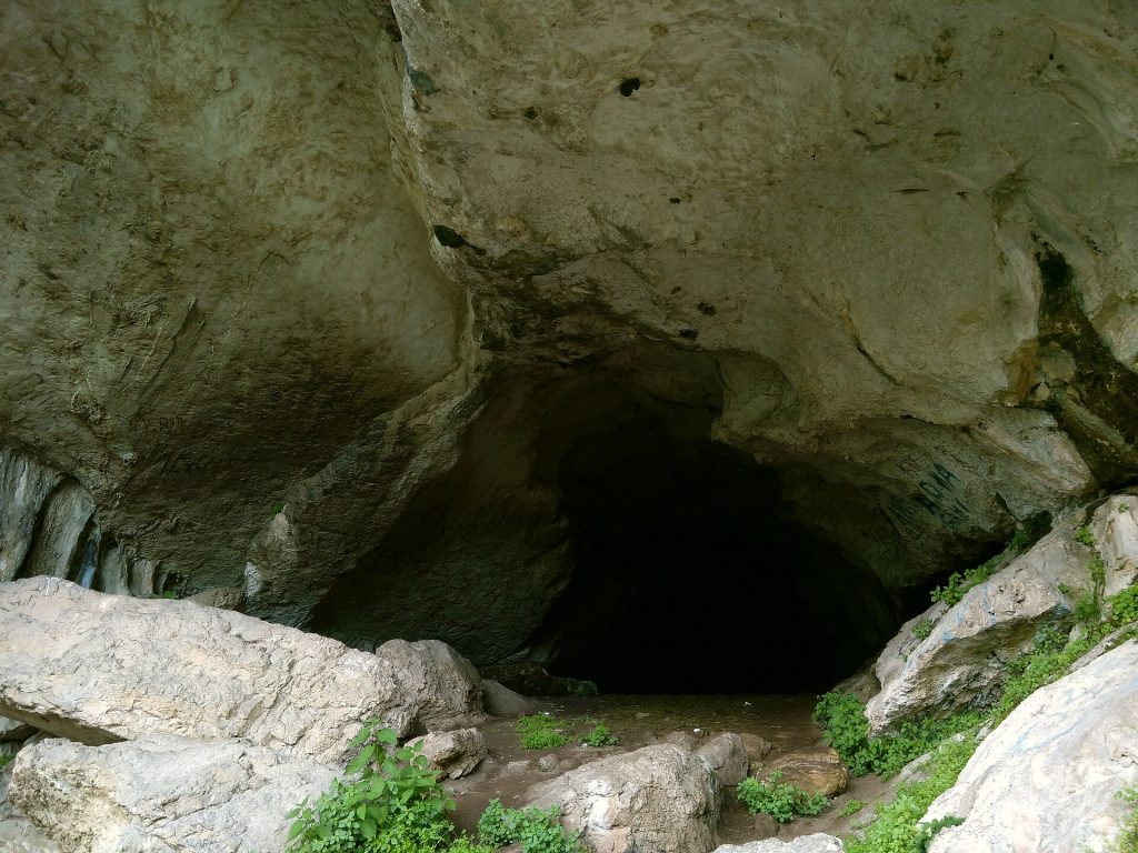 Pëllumbas cave hike